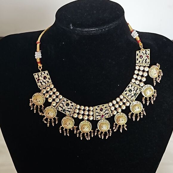 Indian Traditional Kundan  Necklace & Earrings Set - Picture 5 of 16